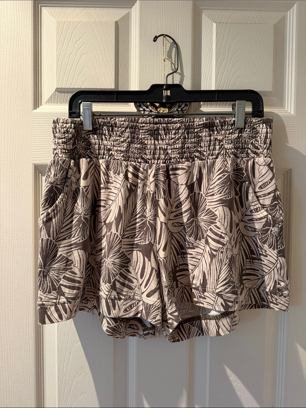 190 - Tropical Print Elastic-Waist Women’s Shorts - Beige & Brown